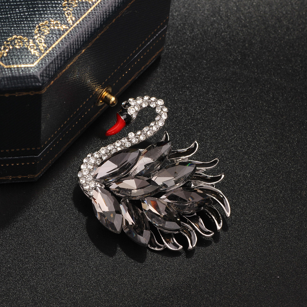 New Cross-Border Light Luxury European And American Style Exquisite Versatile Black Swan Brooch High-End Niche Suit Pin_voghion.com