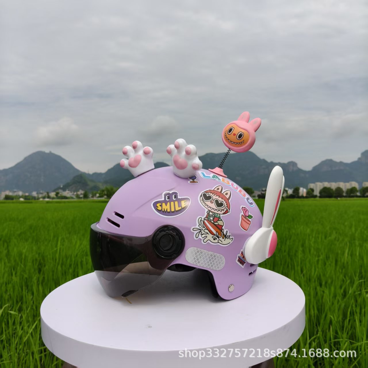 연보라색 천 + 자외선 차단 안경 + 흰색 고양이 발톱 + 분홍색 천 + 흰색 토끼 귀