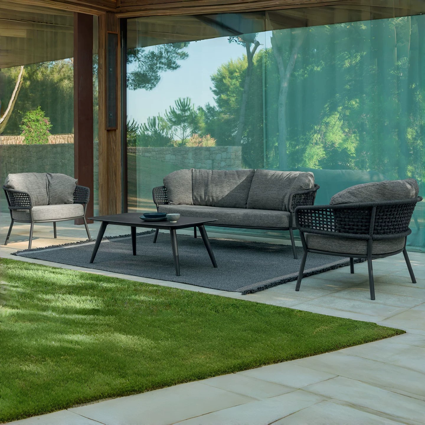 Outdoor sofa set for outdoor courtyards, gardens, villas, hotels, clubs, restaurants, terraces, with rope-woven outdoor dining tables and chairs
