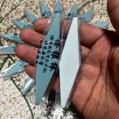 金と銀の首飾りは銀の棒の両面を拭いて研磨して金棒の携帯電話の枠を拭きます。