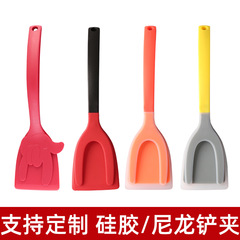 指の創意的なナイロンのシャベルはサラダを挟んでステーキのシャベルを挟みます。