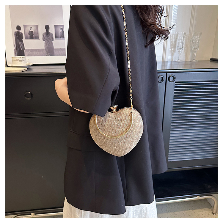 Women's Medium Pu Leather Solid Color Streetwear Heart-shaped Lock Clasp Crossbody Bag display picture 3