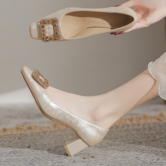 Nuevos zapatos de estilo chino de tacones altos para mujeres primavera y otoño 2026 zapatos de cuero gruesos resistentes al desgaste de hebilla cuadrada de diamante