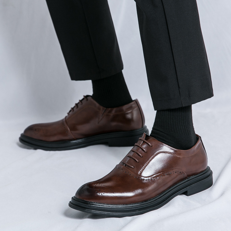 Otoño nuevos zapatos de cuero Brock transpirables para hombres, ropa formal de negocios para hombres, estilo coreano, zapatos de boda para jóvenes con punta puntiaguda