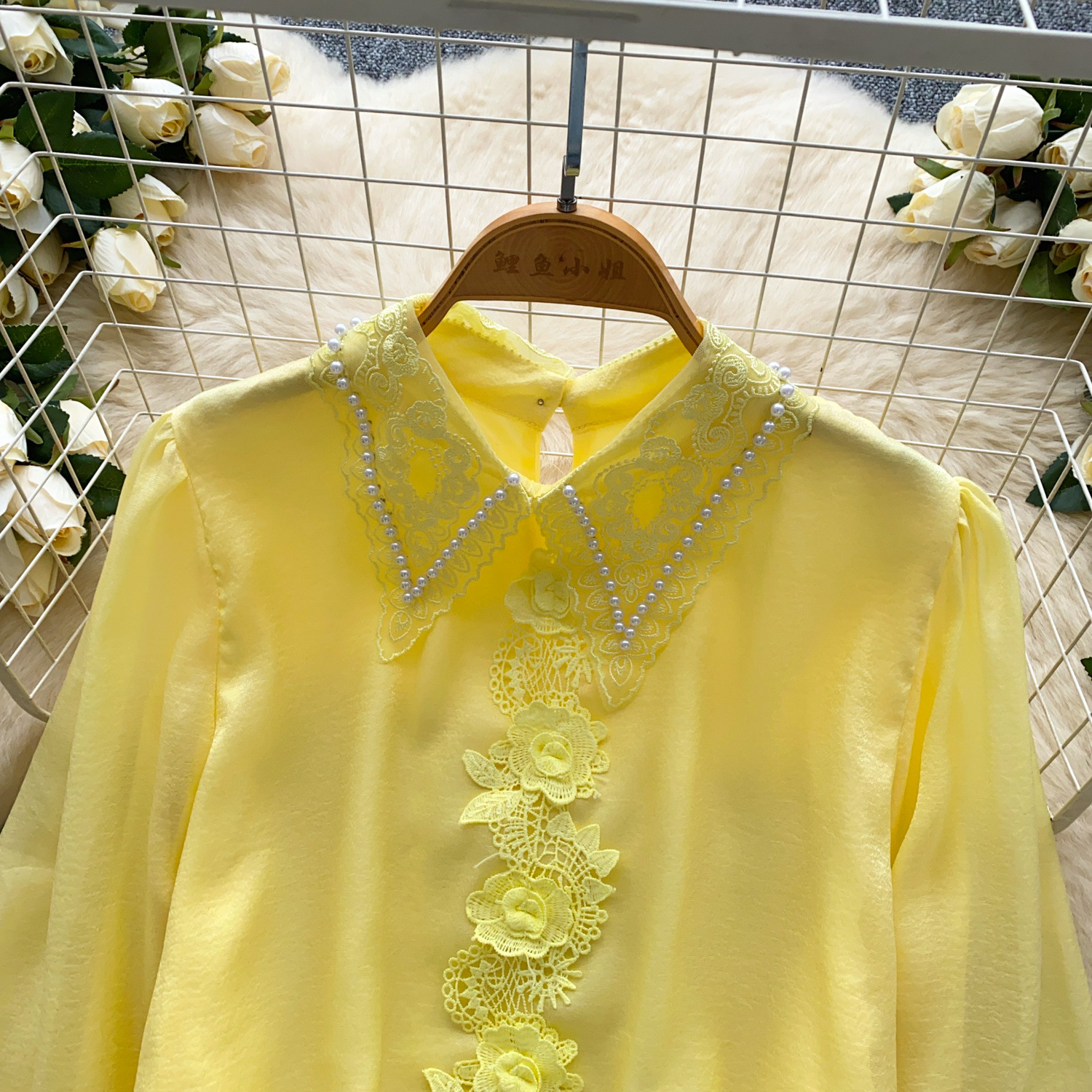 Camicetta donna stile francese in pizzo con perle e dettagli mesh_voghion.com