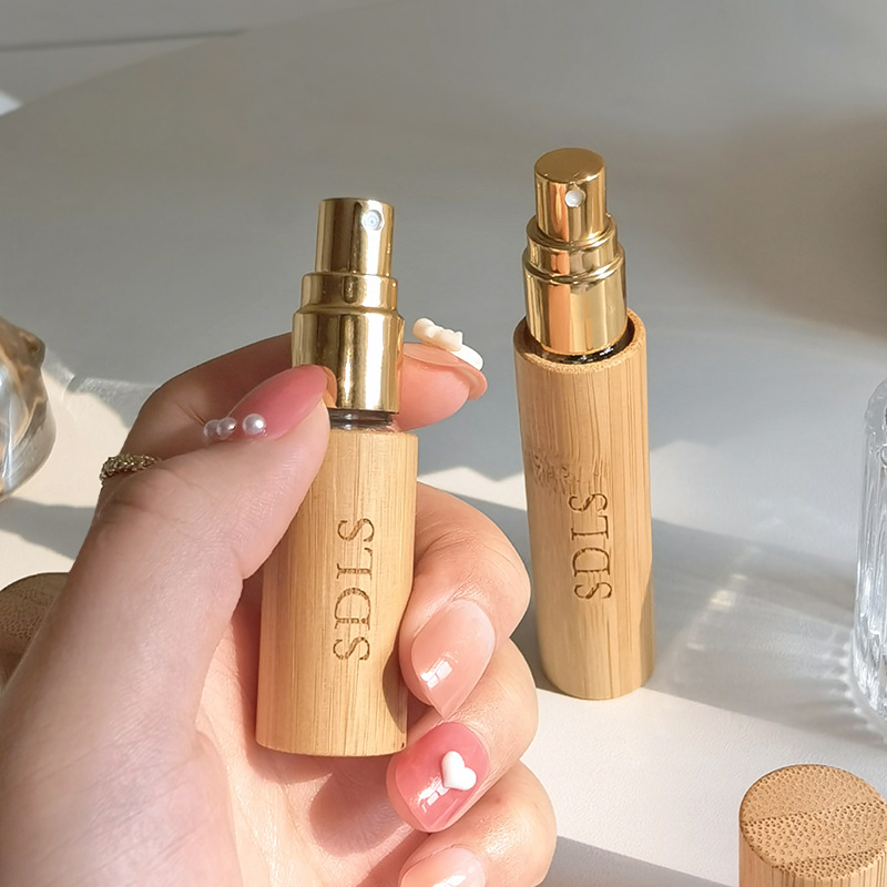 En stock al por mayor 5ml10ml botella de spray de bambú forro de vidrio boquilla electroquímica de aluminio perfume embalaje de embalaje botella vacía
