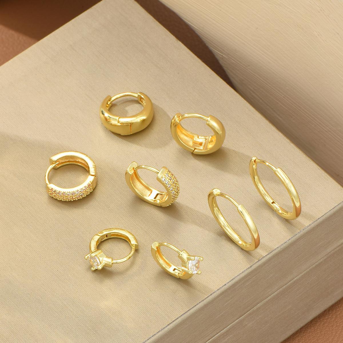Amazon delicado material de cobre de moda simple ligero pendientes de anillo estilo casual nuevo estilo de moda moda pernos de orejas mujeres