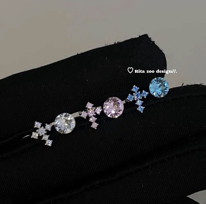 [Rita Zoo] Cross Huazi suit Double Ear Hole Joker Asymmetric Titanium Steel Ear Bone Ear Nail