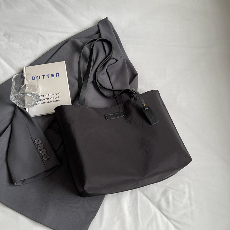 Bolso de moda de mujer, nuevo tipo de bolso casual de nylon, bolso de hombro simple coreano de gran capacidad para trabajar en clase.