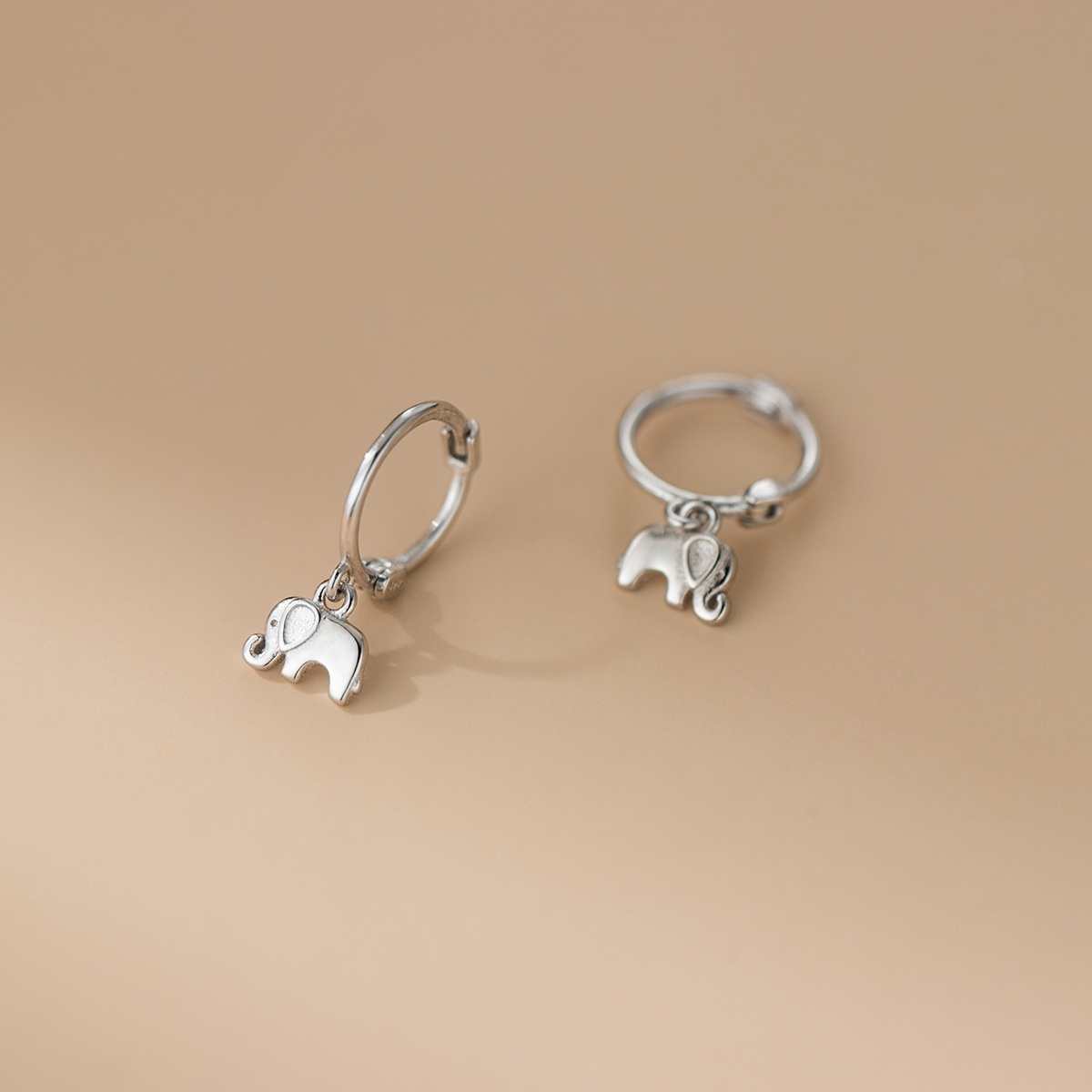 Eloch S925 plata esterlina estilo coreano simplista perno de orejas de elefante personalidad diseño de viaje de orejas de animales pequeños M05947