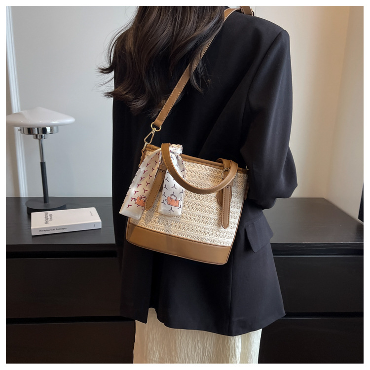 Women's Medium Straw Solid Color Beach Zipper Handbag display picture 5