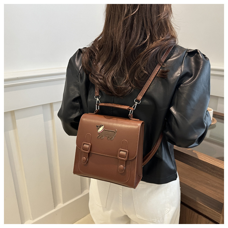 This is a new retro commuting backpack for the autumn of 2024, featuring a casual color contrast and a niche design. It is a small square single-shoulder hand-carry bag undefined