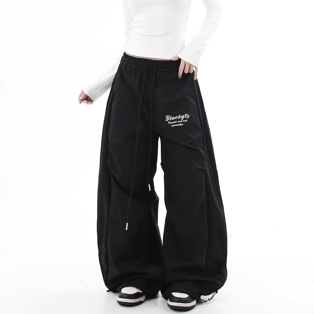 Monos plisados de la calle americana para hombres 2025 primavera nueva tendencia de moda suelta pantalones anchos de cintura alta de todo fósforo