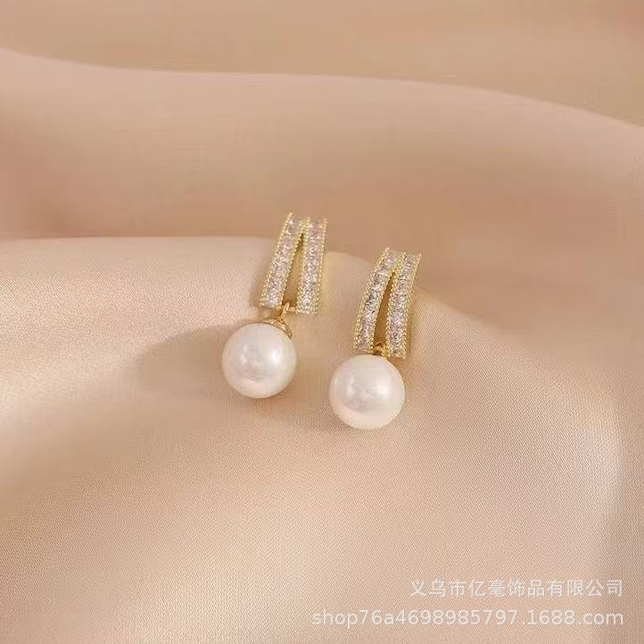 S925 Pendientes de perlas de temperamento Pendientes de lujo ligero de alta gama Pendientes al por mayor y al por menor transfronterizos Mujeres