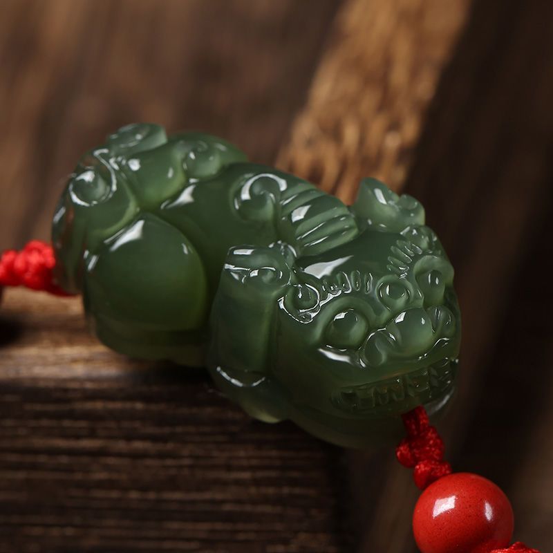 Collar de jade Hotan, cuerda roja trenzada para mujeres, colgante de jade para hombres, pareja, este año de vida, cadena de clavícula, pico explosivo.