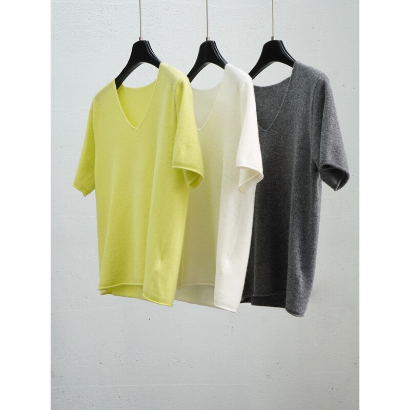All-wool seamless V-neck Korean-style short-sleeve T-shirt sweater, loose-fitting, minimalist, rolled-edge knit, clean design, high-end All-wool seamless V-neck Korean-style short-sleeve T-shirt sweater, loose-fitting, minimalist, rolled-edge knit, clean design, high-end
