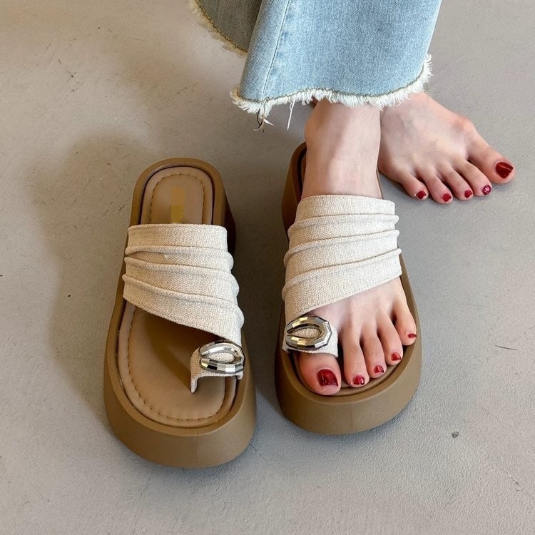 Zapatillas de fondo grueso para mujeres con falda 2026 verano nuevo pliegue con dedos de mano zapatillas de playa suaves image 4