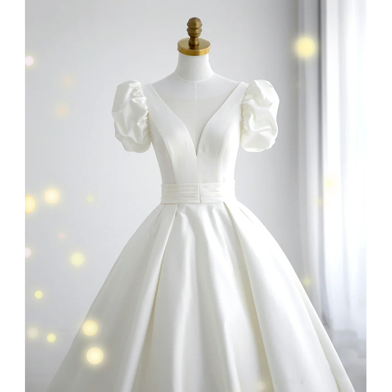 Vestido de novia ligero 2026, nuevo estilo, cuello en V, estilo francés, cola simple, satén, talla pequeña, venta al por mayor.