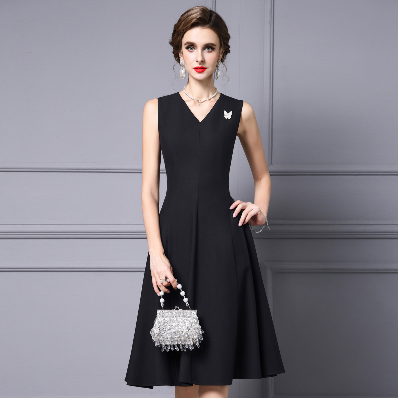 Zhili's Beautiful Dress for Important Occasions, Summer Women's 2026 New Model, Simple and Elegant V-Neck Waist-Cinching Tank Dress Zhili's Beautiful Dress for Important Occasions, Summer Women's 2026 New Model, Simple and Elegant V-Neck Waist-Cinching Tank Dress