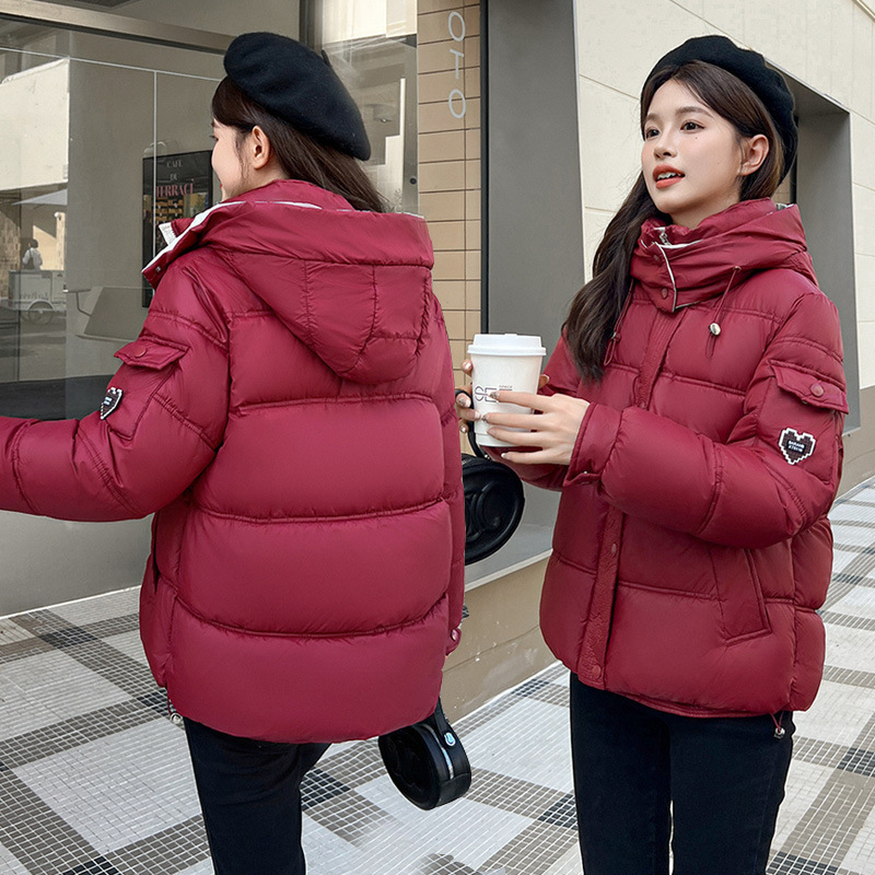 Capa de algodón de pluma corta para mujeres 2024 invierno nueva moda coreana con capuchón de algodón para mujeres color de contraste grueso abrigo cálido