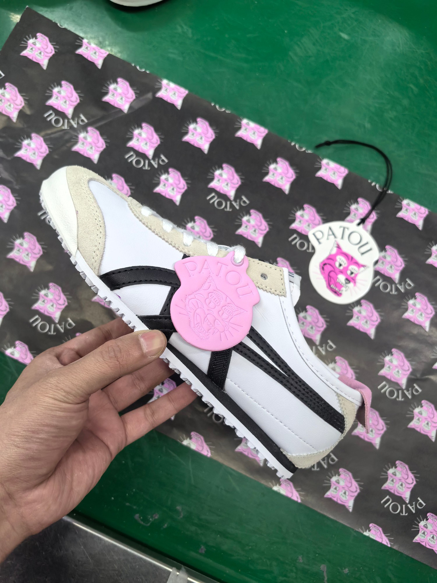 고스트 뉴 화이트 & 블랙 가죽