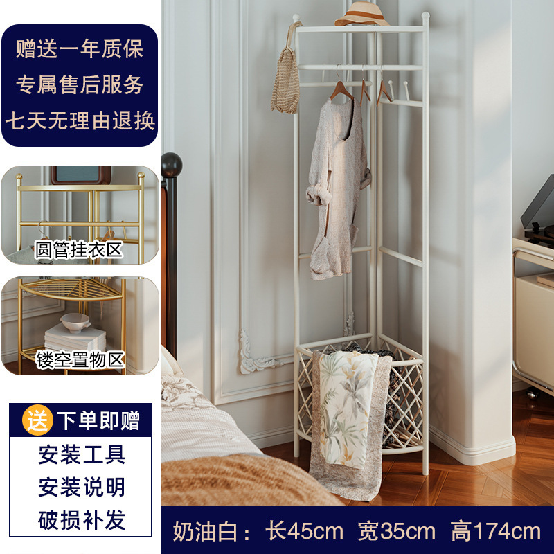 더러운 옷 바구니가 있는 크림 화이트 코너 옷걸이