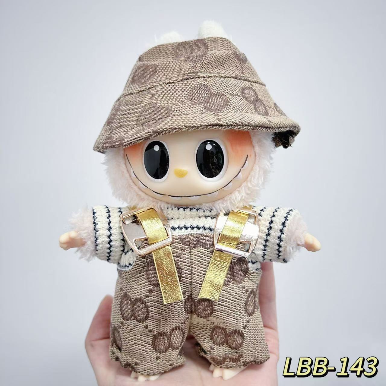 Una, dos y tres generaciones de ropa Labubu colgantes de ropa Labubu se sienta ropa de bebé, pantalones de mochila, set de tendencia explosiva sombrero de pescador