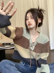 ニッチなデザインのストライプ配色、ゆったりとしたニットセーター、レディース秋冬2024、Vネック、ゆったりショート丈、長袖