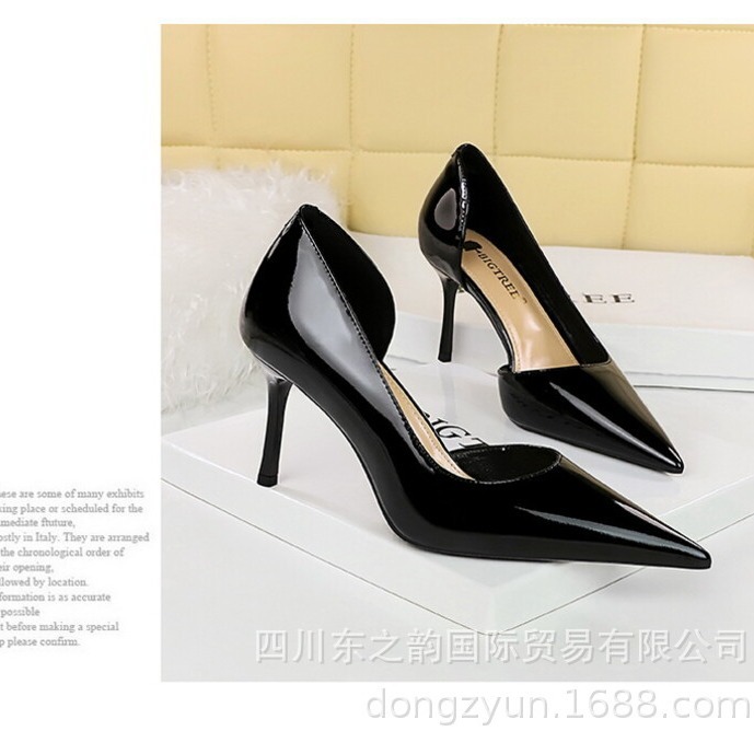 2023年欧美风时尚简约高跟鞋女鞋细跟高跟浅口尖头侧镂空漆皮单鞋