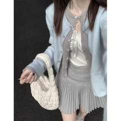 色の偽の2つのニットのカーディガンの女性の秋の新型の上着の短い高級感の灰色のセーターの小さいオーバー