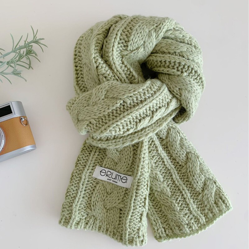 What a unique shade of green! This is a new Korean-style twisted knit scarf, soft and comfortable, in a solid color, with a niche design that makes your skin look brighter What a unique shade of green! This is a new Korean-style twisted knit scarf, soft and comfortable, in a solid color, with a niche design that makes your skin look brighter