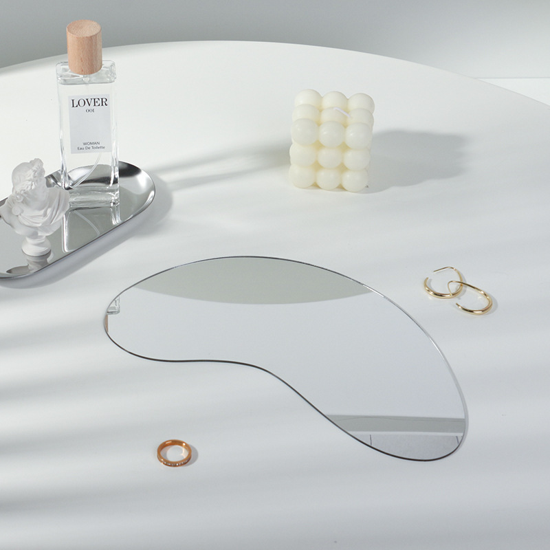 초승달 모양의 아크릴 거울/27*12cm