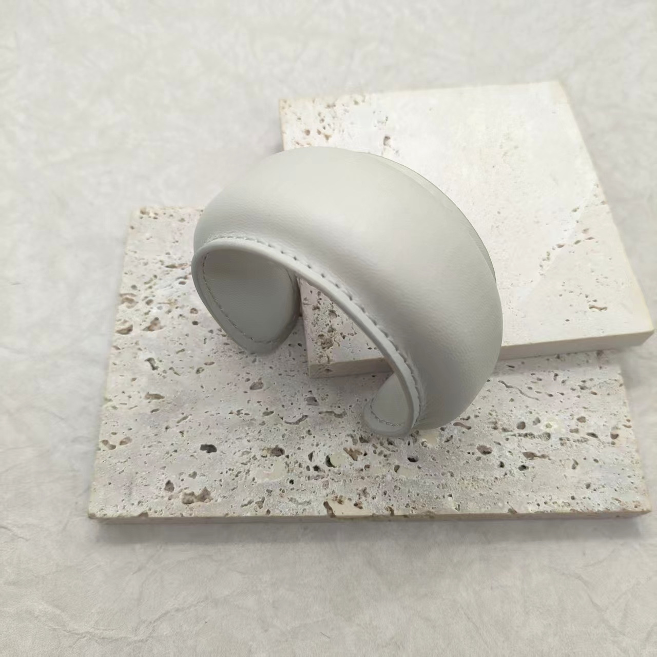 革の極めてシンプルなオープンブレスレット