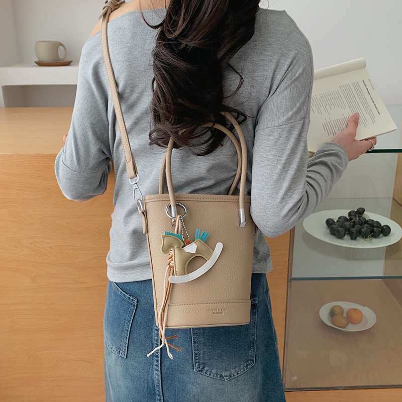 2026 nueva moda versátil bolso de mochila, sensación diaria de lichi, bolso de cubo de agua