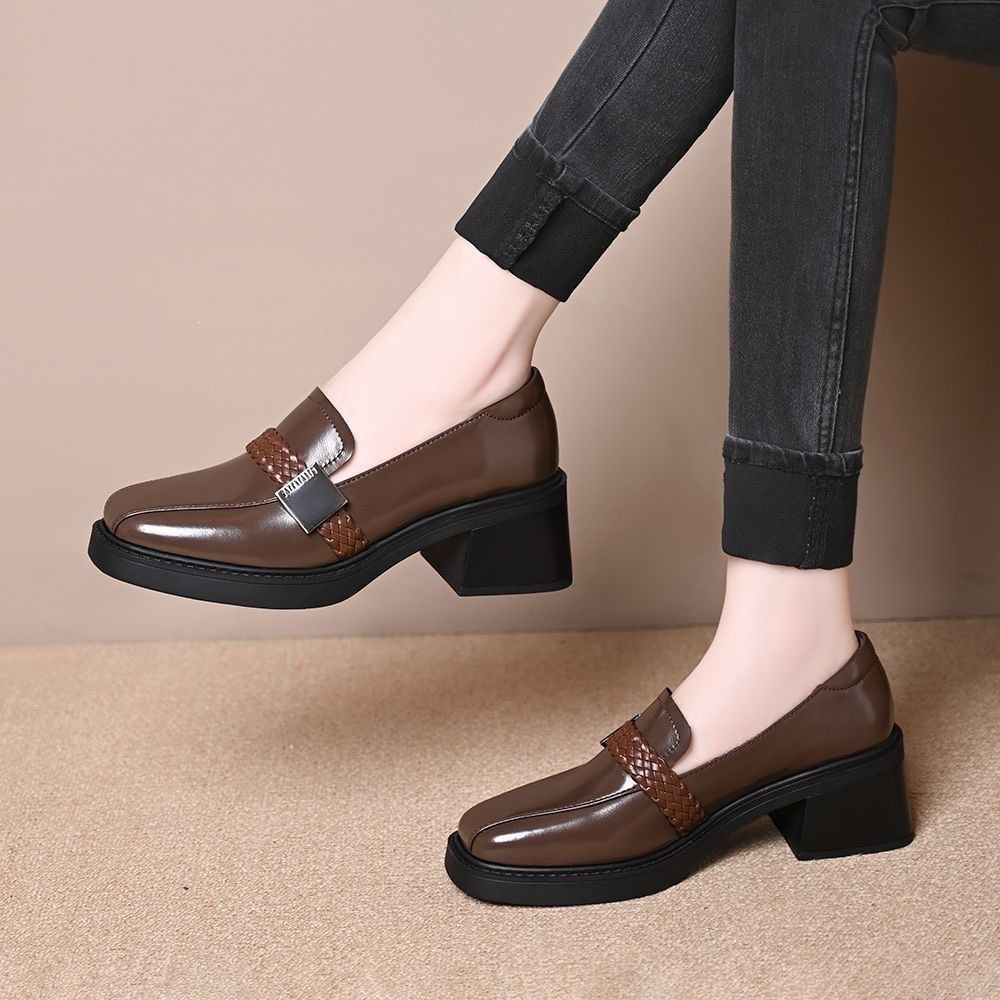 Retro zapatos de cuero cuadrados de talón grueso primavera y otoño de 2026 nuevo estilo francés universal británico zapatos de talón medio profundo