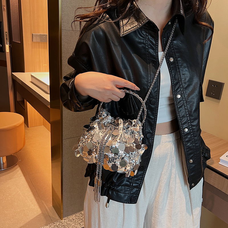 Bolso de cubo moderno y genial para chicas 2025, nuevo bolso de mano de verano con borlas y lentejuelas, elegante y a la moda, bolso de hombro único para mujer.