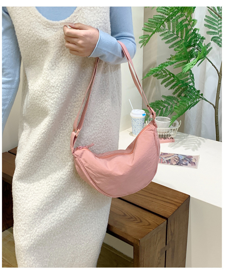 Women's Small Nylon Solid Color Streetwear Sewing Thread Dumpling Shape Zipper Underarm bag 23L display picture 1