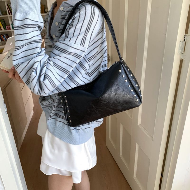クロスボーダーレトロリベット脇の下バッグヨーロッパとアメリカのホットガールハイエンドハンドバッグパンクショルダーバッグ大容量コントラストカラーの女性のバッグ|undefined