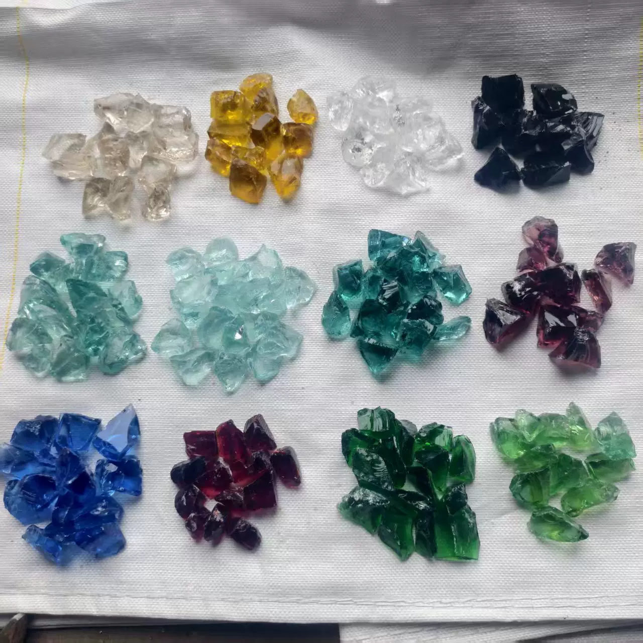 厂家定制玻璃块石笼墙用天然玻璃石水族园艺装饰造景玻璃碎石矿物