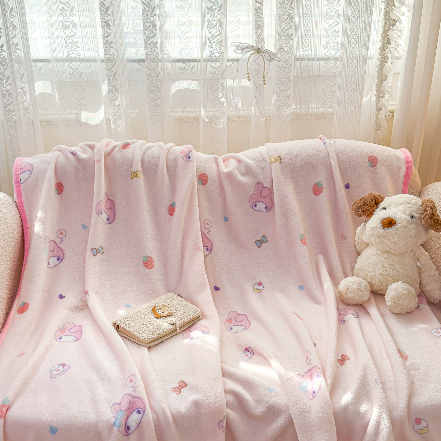 Плед (Sanrio) однослойный молочный велюр — гипоаллергенный с мультяшным принтом, на все сезоны, разные размеры