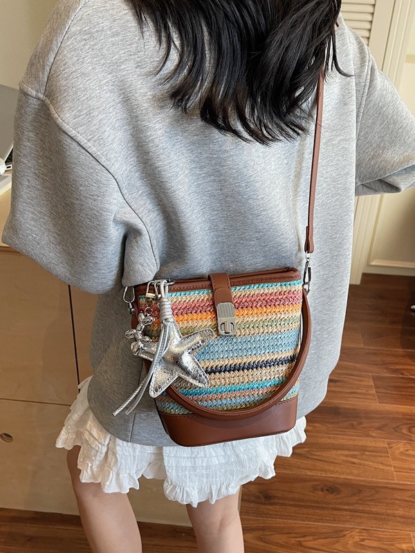 Bolso tejido femenino 2025 nuevo bolso de mensajero de diseño de nicho bolso de cubo de estilo occidental portátil a rayas de color de contraste popular