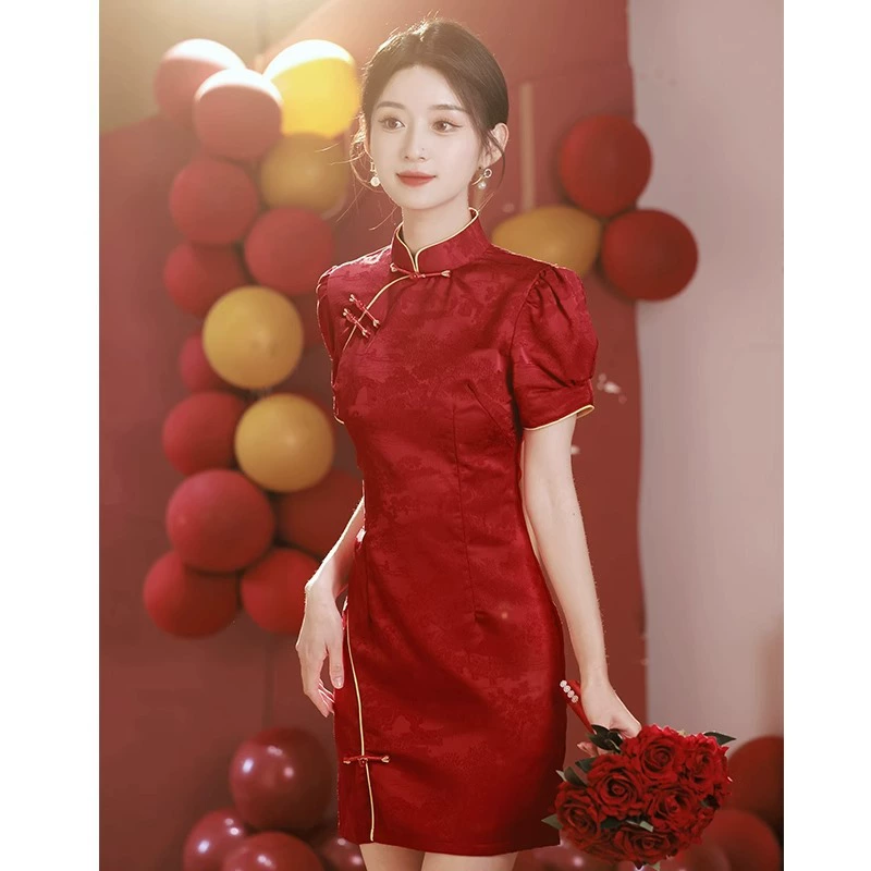Красный Cheongsam 2025, новый летний стиль для молодых девушек, улучшенный молодежный стиль, новый китайский стиль, повседневный короткий стиль для маленьких людей, вступительные экзамены в колледж