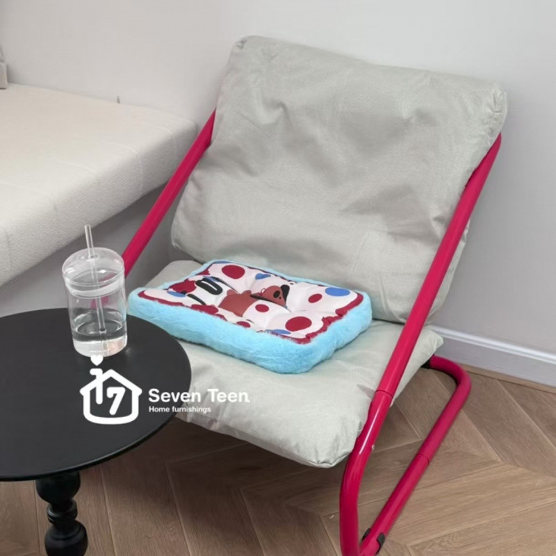 Balcón de la sala de estar del dormitorio con reposabrazos suaves, sofá de ocio para adultos, asiento y descanso, alegre mecedor.