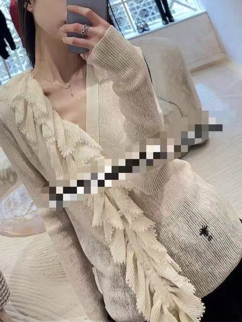 明星同款小蜜蜂刺绣荷叶边V领长袖针织衫女早秋季气质设计感上衣|undefined