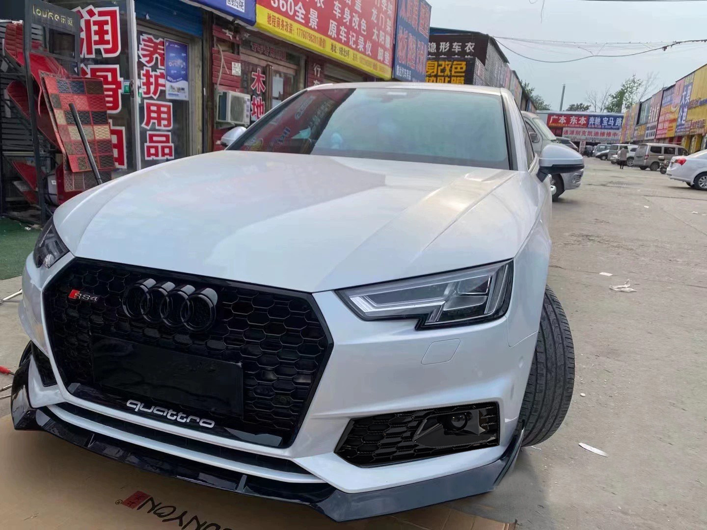 Applicable to 2017 2018 2019 Audi A4 front bumper fog lamp grille modified honeycomb bright black lampshade
