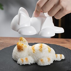 越境猫のおにぎりの型は日本式でかわいいです。