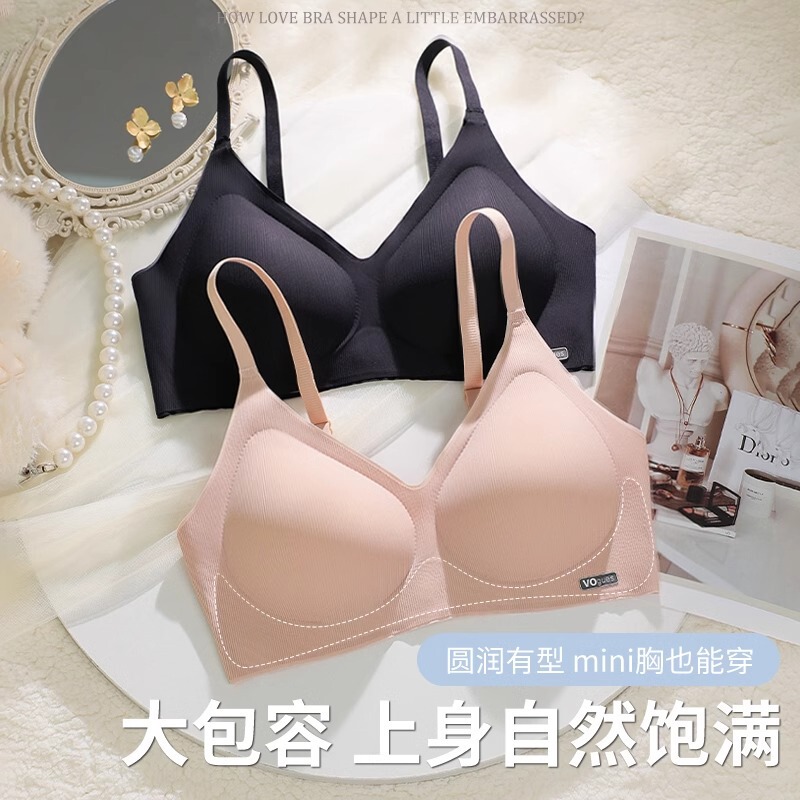無痕下着の女性の胸が集まっています。|undefined