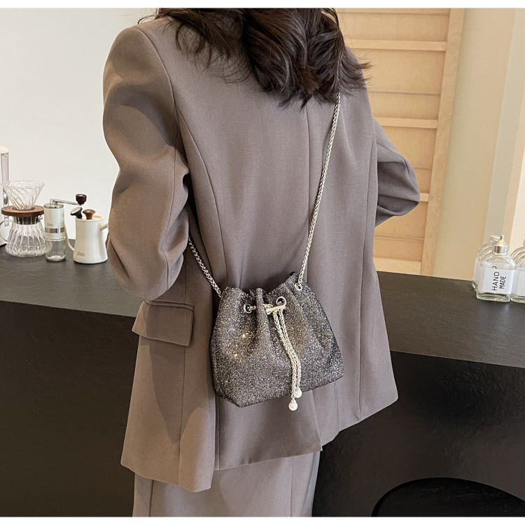 2024 Borsa a tracolla piccola con catena a secchiello versatile e alla moda con alta qualità e nuova borsa a tracolla unica e popolare_voghion.com