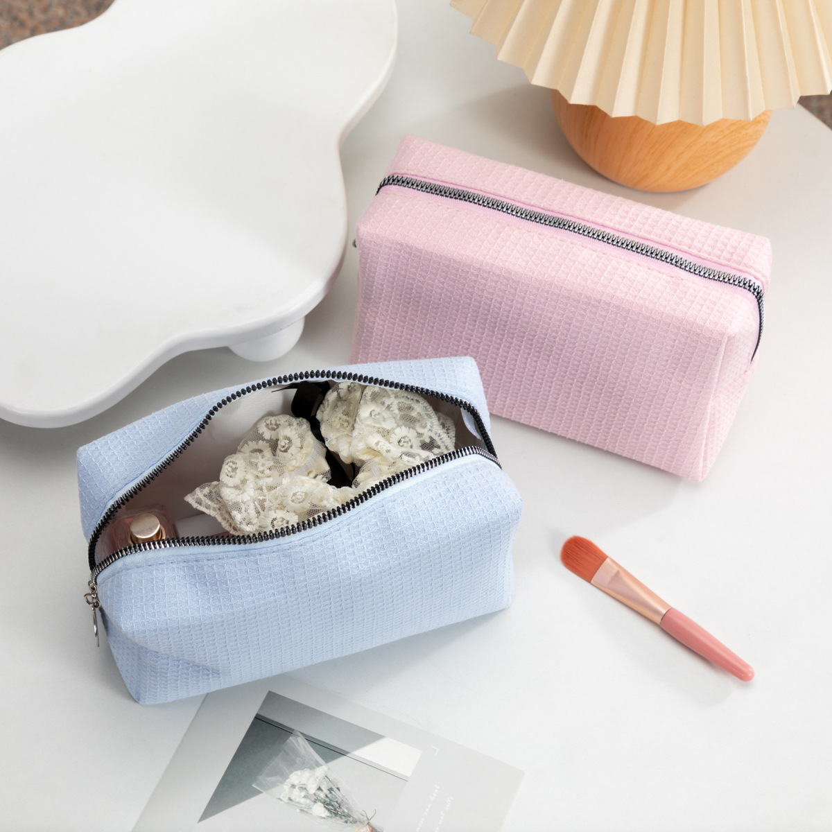 Fabricantes transfronterizos nuevos waffle bolsas de maquillaje de gran capacidad bolsas portátiles cuadradas de color sólido bolsas de lavado de viaje de damas image 2