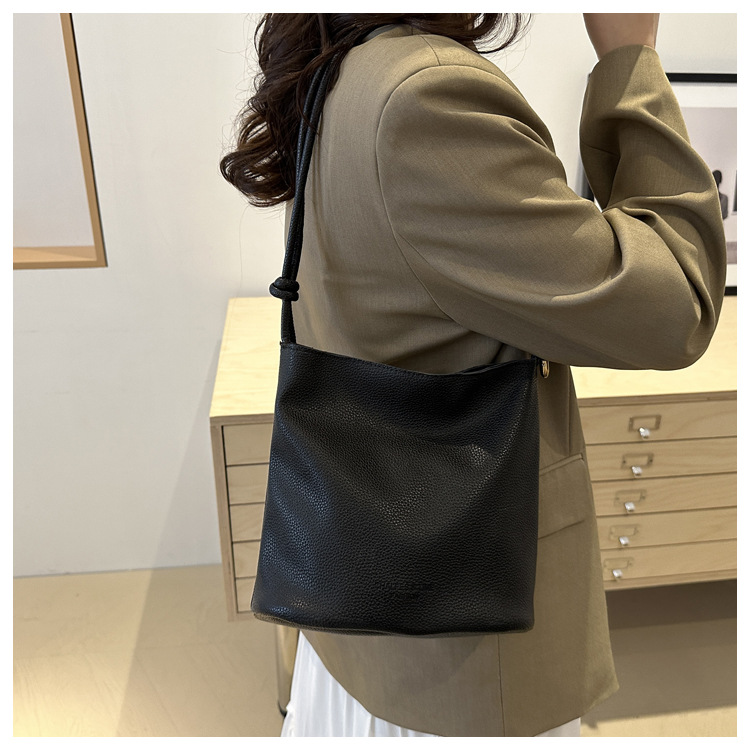Solid-color simple single-shoulder casual. This year, the retro large-capacity 2024 new autumn crossbody bucket bag for women is in vogue undefined